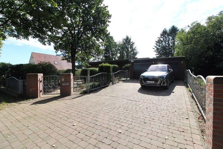 Individueller Flachdach-Bungalow mit Doppelgarage &amp; Parkähnlichem Grundstück in Schiffdorf-Sellstedt – 4 - Zaunanlage und Zufahrt