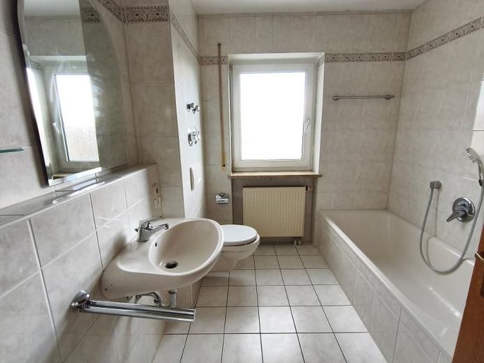 3 Zi. Wohnung (Nr. 6) im DG (2. OG) mit Balkon und Garage – Bad mit Badewanne und Dusche Bild 1