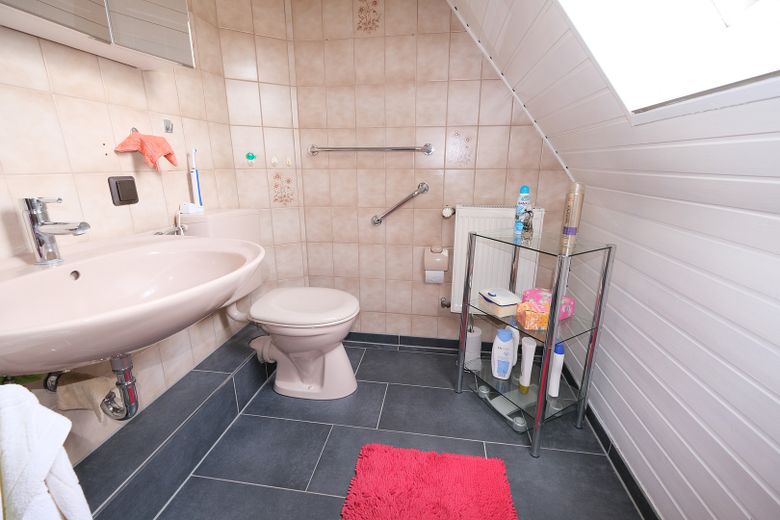Maison individuelle confortable (max. 3 pers.) avec grand jardin, UNIQUEMENT À LOUER ! – Badezimmer Obergeschoss