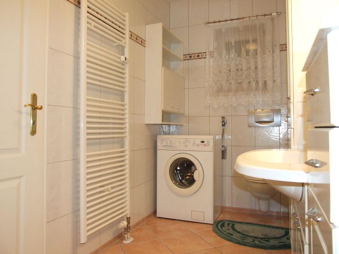 Schöne möblierte Wohnung zentrale Lage von Privat – Waschmaschine im Bad