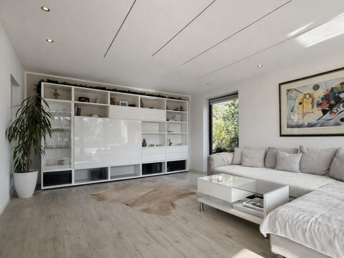 Modernes Bungalow mit ca. 200 m² Wohn- und Nutzfläche, Vollkeller und großem Grundstück in Glinde – Wohnzimmer