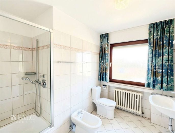 Großzügige 132 m² Wohnung mit großem Balkon und Stellplatz im gepflegten Dreifamilienhaus – Badezimmer  II