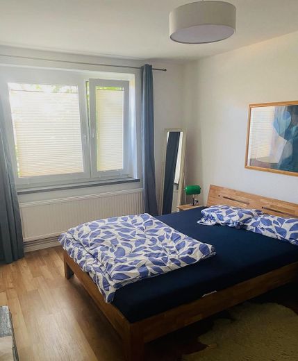Agradable vivienda de 4 habitaciones con balcón en Hildesheim – Schlafzimmer Richtung Garten