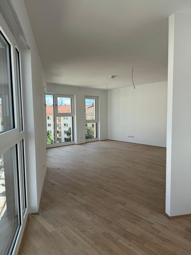 Stylish 1-room loft apartment with panoramic views and fitted kitchen – Wohnbereich