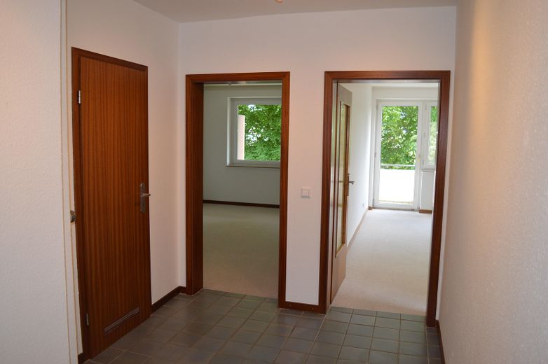 2,5 Zimmer, gut belichtet mit Balkon – Flur - links Badezimmer