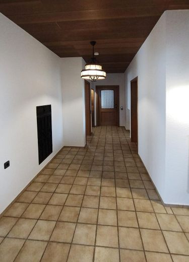 Appartamento ristrutturato con 3 locali (piano terra), cucina e terrazza esposta a sud, in posizione tranquilla a Kleinostheim – Flur