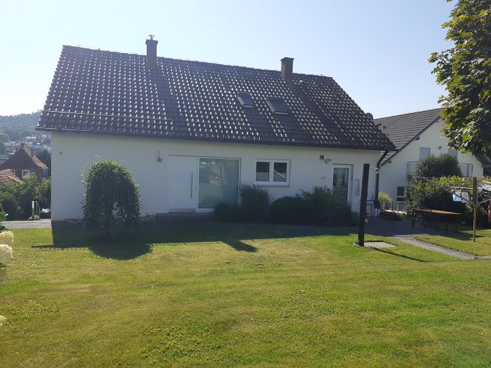 Gemütliche Dachgeschosswohnung 4 Zimmer mit Einbauküche in ruhiger Wohngegend – Ansicht Hauseingang