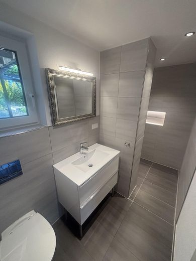 Traumhaftes Zweifamilienhaus mit Garten, Waldblick, Pool, Sauna & Mieteinnahmen – EG WC und Dusche 