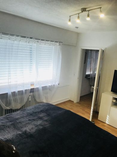 Lichtdurchflutete 3-Zimmerwohnung im Herzen von Brombach – Schlafzimmer