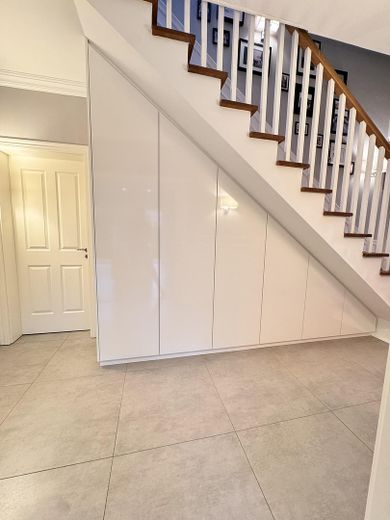 Flur und Schrank unter Treppe
