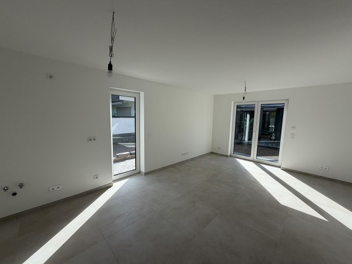 Erstbezug im Neubau – Stilvolle 2-Zimmer-Wohnung mit eigenem Garten und moderner Ausstattung – Essbereich/Küche/Wohnzimmer