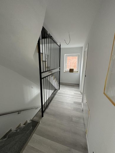 Premium 3-Zimmer-Maisonette-Wohnung mit offener Wohn-Ess-Küche, Dachterrasse & Fußbodenheizung – OG Flur