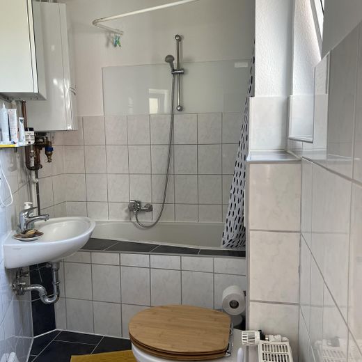 gern an WG`s, Charmante Altbauwohnung mit 2 Balkonen, 3–4 Zimmer, EBK, Bad mit Badewanne – Bad
