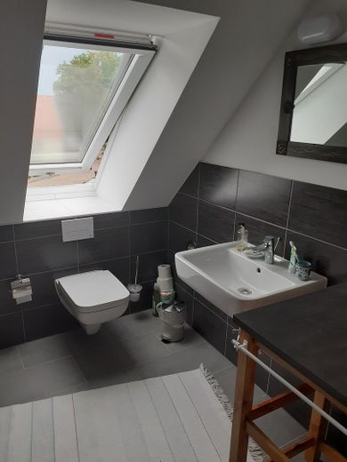 Badezimmer mit Fenster