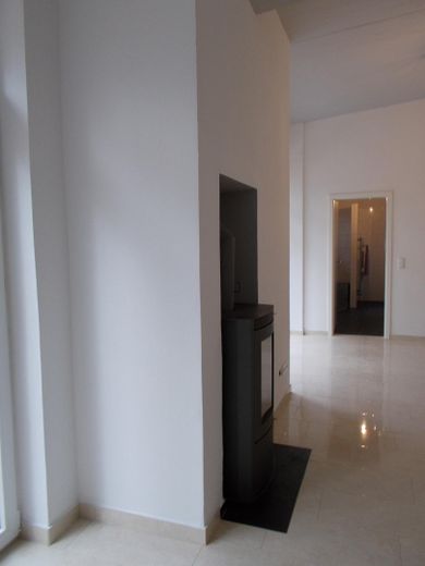 Wohnzimmer mit Blick zum Bad