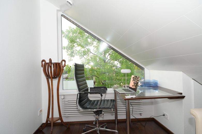 Aussicht, Natur und Design: exquisite 3-Zimmer Dachgeschosswohnung in Freiburg St. Georgen – Gäste-/Arbeits-/Kinderzimmer