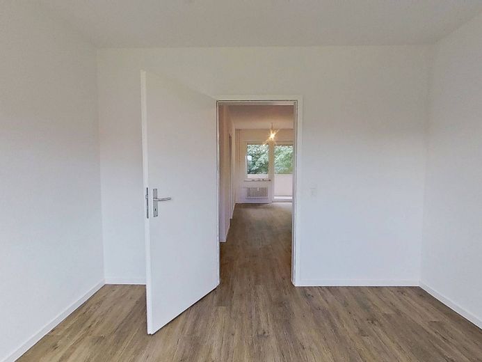 **2 ALQUILERES NETOS GRATIS** Bonito apartamento de 3 habitaciones bien distribuido, con cocina equipada, BALCÓN y bañera – Ansicht II: Schlafzimmer I