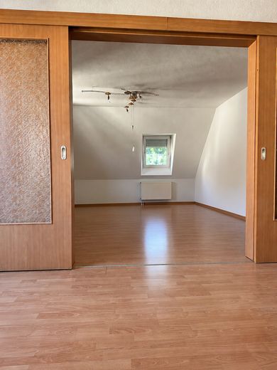श्टाटफेल्ड ओस्ट में परिवार के लिए मेज़ोनेट: 160 m², 5,5 कमरे, बालकनी और 2 स्नानघर – Wohn- & Esszimmer