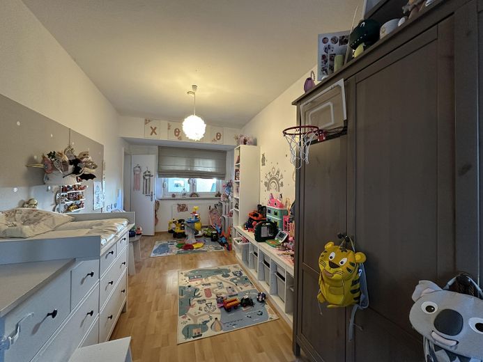 IN POSIZIONE CENTRALE! Appartamento al piano terra, unità immobiliare in condominio ristrutturato – Kinderzimmer