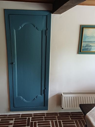 Da privato: casa storica modernizzata con tetto di paglia in posizione idilliaca – Originaltüren im Esszimmer