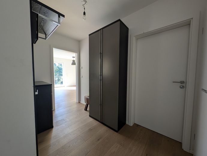 Moderno appartamento di 2 locali con ampio balcone e posto auto in garage sotterraneo a Monaco-Obermenzing – senza commissioni – Eingangsbereich 