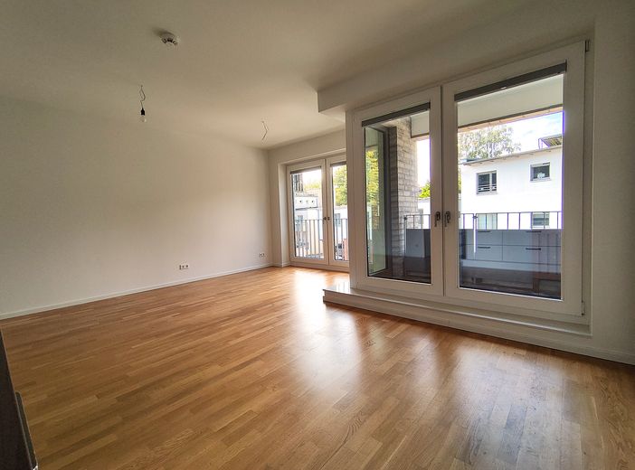 Modern & sofort bezugsfrei: 3-Zi.-Wohnung mit 2 Bädern & Loggia – provisionsfrei – Wohnbereich, Original