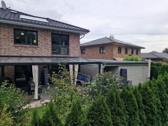 Doppelhaushälfte 2019 (Zweitbezug) – Terrasse m. Überdachung