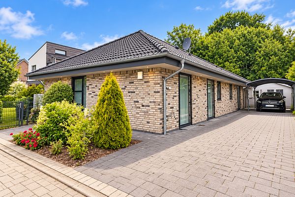 Nowoczesny bungalow KfW-40 – 125 m² powierzchni mieszkalnej, działka 811 m² i duży ogród