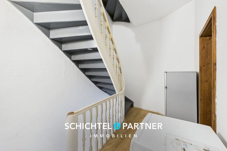 Lindenhof | Geräumiges Reihenmittelhaus Nähe Waterfront mit Ausbaupotenzial – S&amp;P | Treppenaufgang