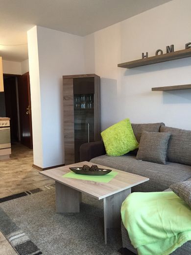 Schöne möblierte 2 ZKB Balkon Single-Wohnung in Pottum am Wiesensee – Wohnzimmer