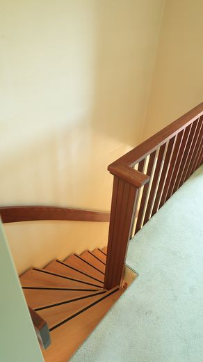 Platz für neue Geschichten - Charmantes Reiheneckhaus mit sonnigem Garten – Treppe von OG in EG