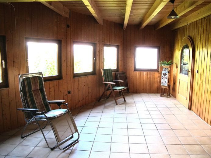 Sonniges Haus, 3 kpl. Wohnungen, Alleinlage, unverbaubarer Fernblick, Urlaubsregion Sonnenwald – Wintergarten