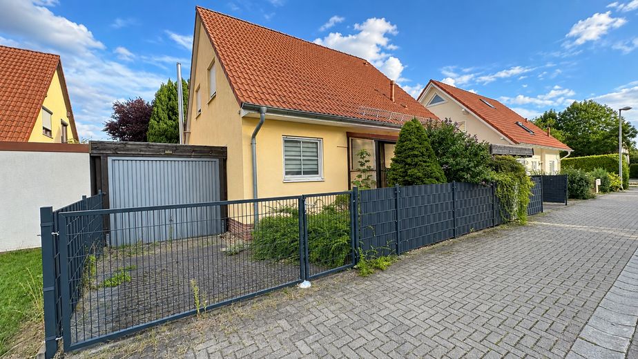 UNA CASA in cui sentirsi bene: casa unifamiliare a Magdeburg-Ottersleben – Hausansicht