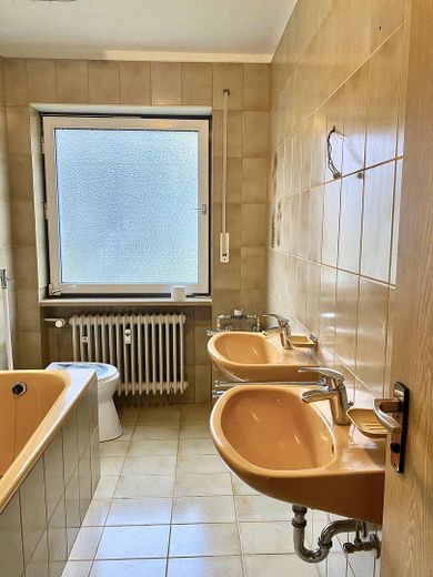 Helle 5-Zi Whg Dillingen / Donau (Nähe Krankenhaus) – Bad mit Badewanne 
