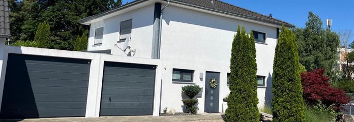 Modernes Einfamilienhaus mit Wintergarten, Doppelgarage und liebevoll angelegtem Garten in Schwendi – Frontansicht