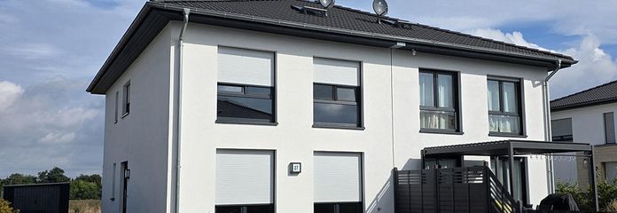 Ab sofort! Neuwertige Doppelhaushälfte mit Garten, Wärmepumpe und zwei Stellplätzen in Biederitz – Hausansicht vorne