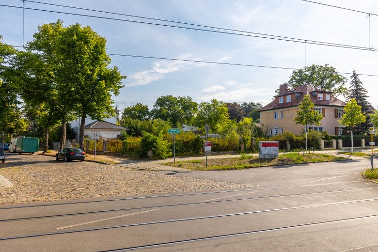 Provisionsfrei! Grundstück für ein kleines MFH, Gewerbe, Villa. Nur 200 Meter zum Wasser. – Grundstück