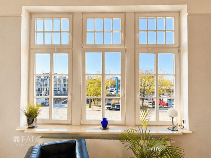 Zeitlose Klassik trifft modernes Wohnen - exklusives Anwesen am Yachthafen – Fenster, die man nicht oft sieht