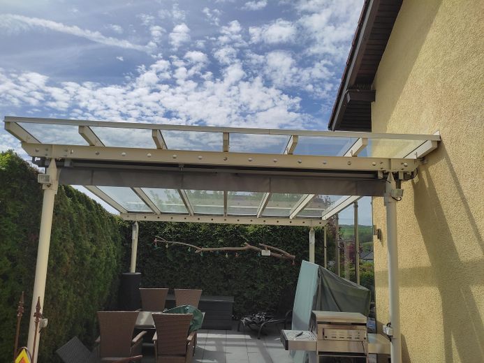 Ein schönes Zuhause in Südhanglage. – Glasüberdachung Terrasse