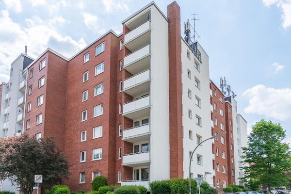 Hamburg-Lokstedt'te teraslı ve bahçeli, mobilyalı 2,5 odalı daire