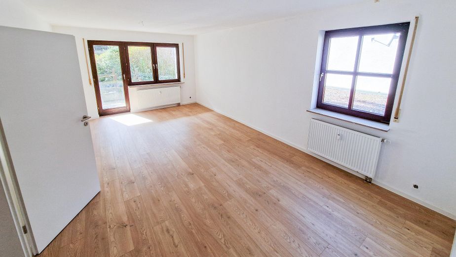 Renovierte 2-Zimmer-Wohnung in Korb mit Garagenstellplatz & Terrasse – Wohnzimmer