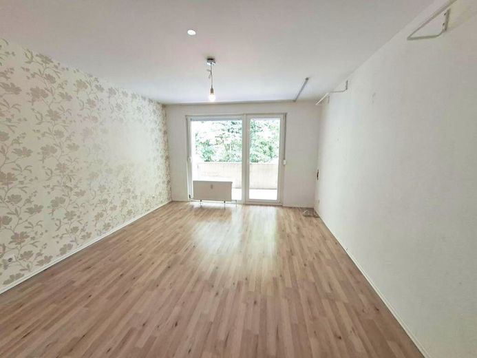 CITYHOUSE: Gepflegte 2 Zimmer Wohnung mit großem Balkon, Keller und TG Stellplatz in zentraler Lage – Schlafzimmer mit Zugang zum Balkon