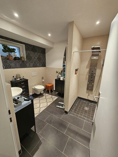 Attraktive 5-Zimmer-Maisonettewohnung in Alleinlage mit eigenem Garten&Pool – Bad mit bodentiefer Dusche