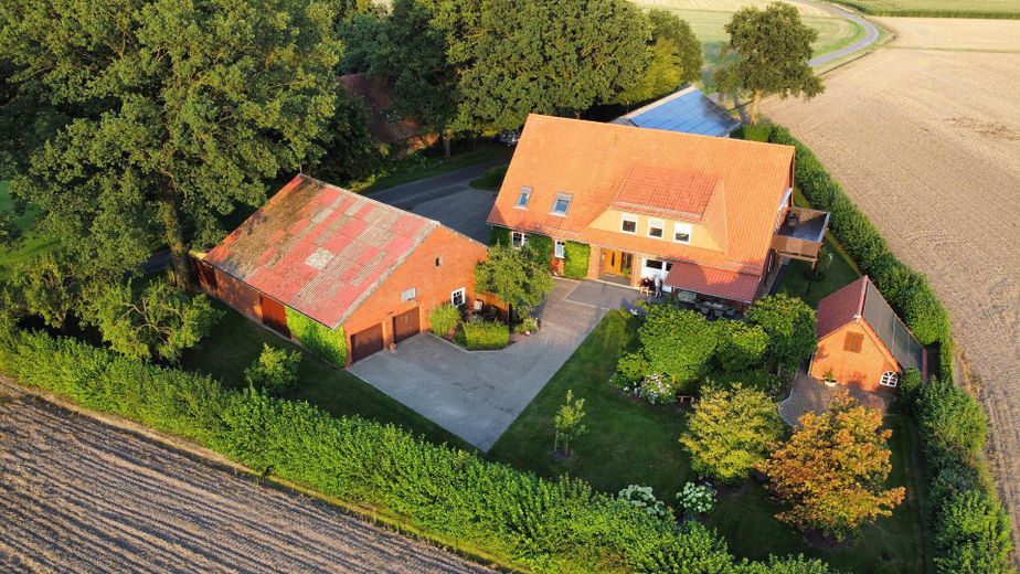 Ehemaliges Bauernhaus in ruhiger Umgebung – Luftbild