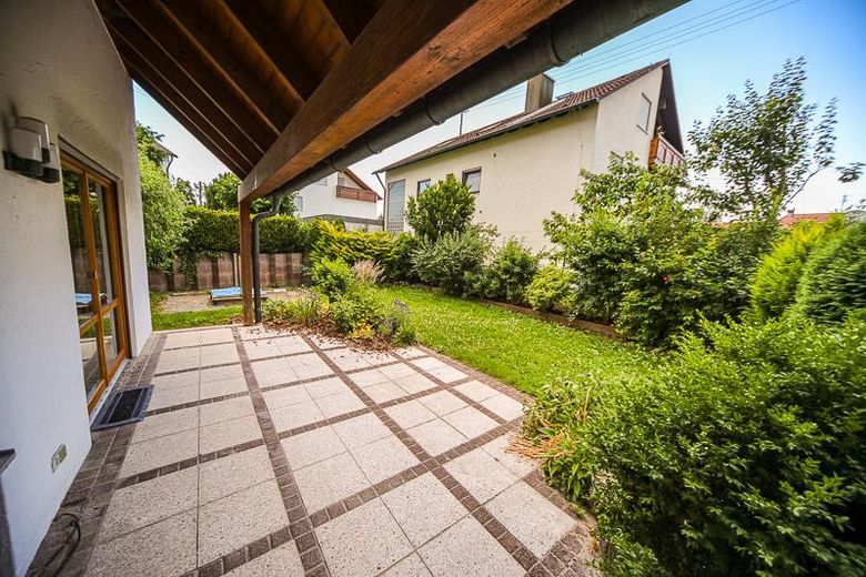 Senden‑Aufheim'de birinci sınıf konumda modernize edilmiş ikiz ev – 140 m² yaşam alanı + büyük ofis - komisyonsuz – Überdachte Terrasse