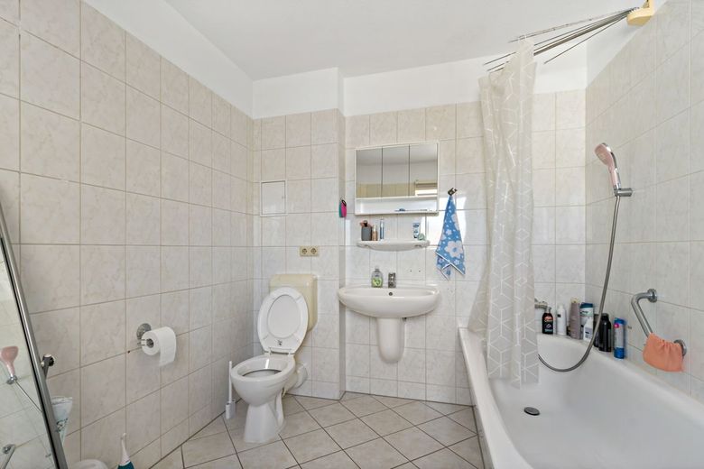 Perfekte Lage, Perfektes Zuhause: Gemütliche 2-Raumwohnung mit Erstklassiger Infrastruktur – Badezimmer