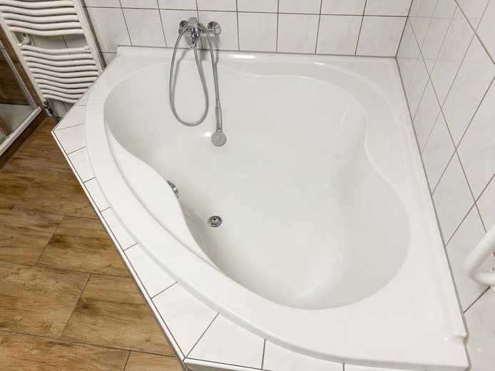 Senza provvigione: porzione di bifamiliare in stile casa svedese con sauna, ampio giardino e vista sui campi – Badewanne im OG