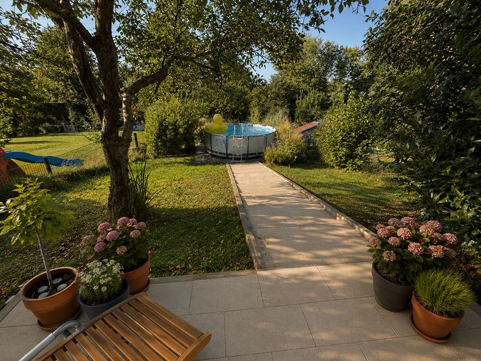 Anschauen. Verlieben. Einziehen. Modernisierte Doppelhaushälfte mit schönem Garten. – Blick in Garten