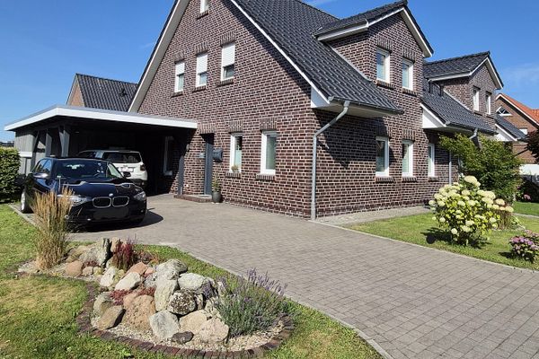 Bella casa bifamiliare moderna in posizione ambita a Tannenhausen