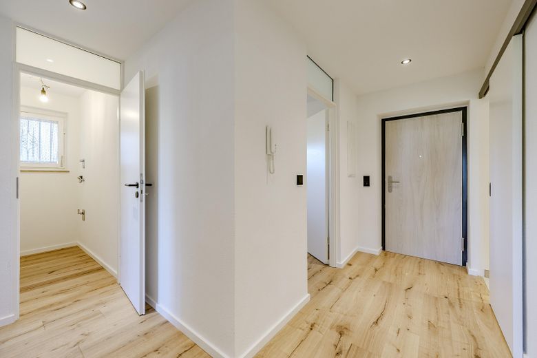 Einziehen und wohlfühlen – stilvolle 2,5-Zi-ETW mit Balkon, Erstbezug nach Kernsan., provisionsfr. – Flur mit Abstellraum